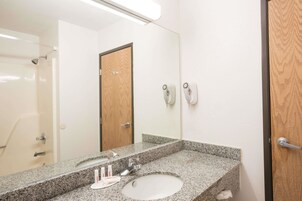 Bañera con ducha, artículos de tocador gratuitos, secador de pelo