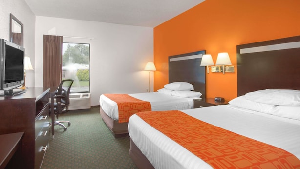 In-room safe, desk, soundproofing, iron/ironing board - Howard Johnson by Wyndham Beckley (Beckley)
