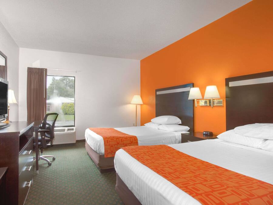 Zimmersafe, Schreibtisch, schallisolierte Zimmer, Bügeleisen/Bügelbrett