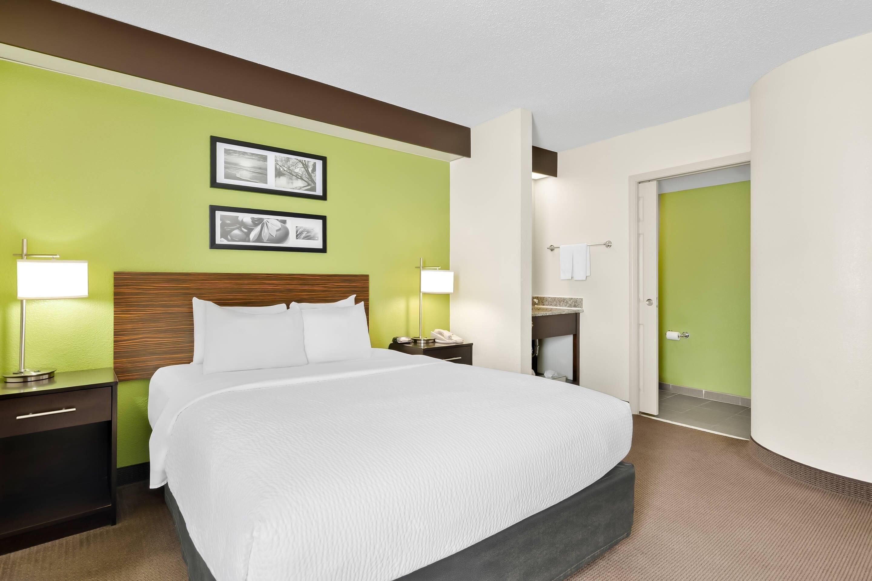 Ropa de cama de alta calidad y caja de seguridad en la habitación 