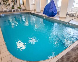 Una piscina cubierta