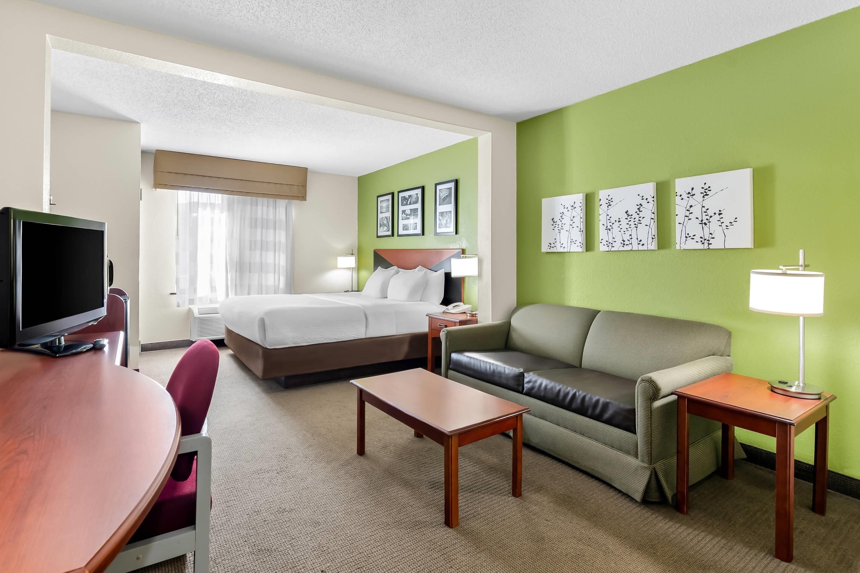 Suite, Non Smoking | Premium bedding, in-room safe, desk, iron/ironing board