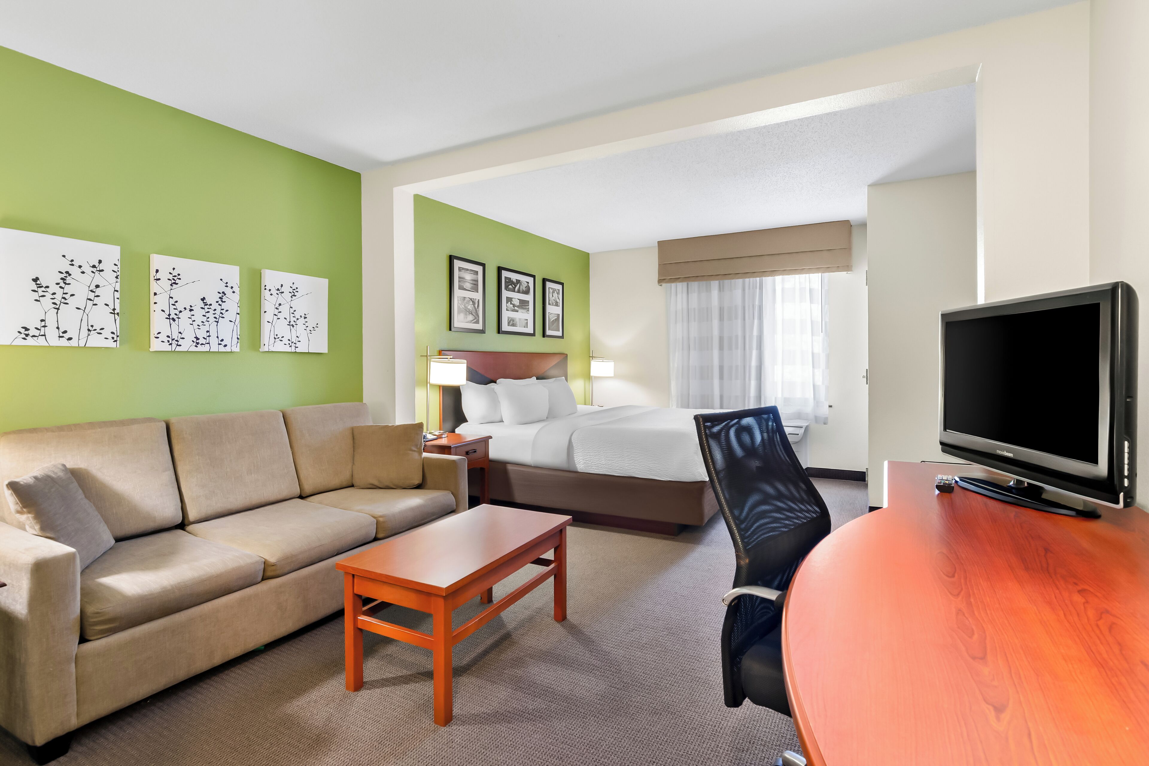 Ropa de cama de alta calidad y caja de seguridad en la habitación 