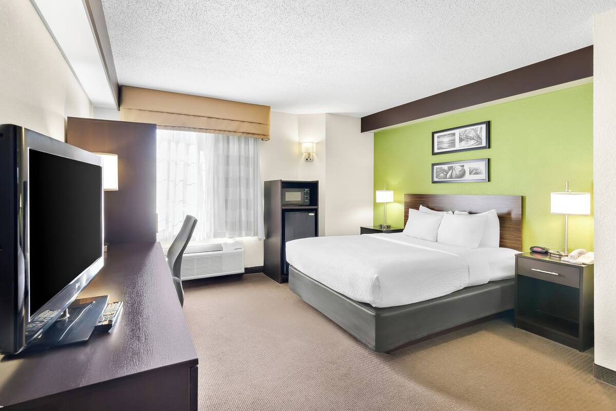 Premium bedding, in-room safe, desk, iron/ironing board
