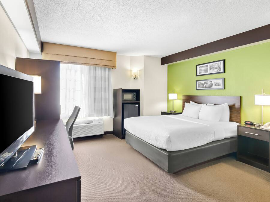 Ylelliset vuodevaatteet, tallelokero huoneessa, työpöytä