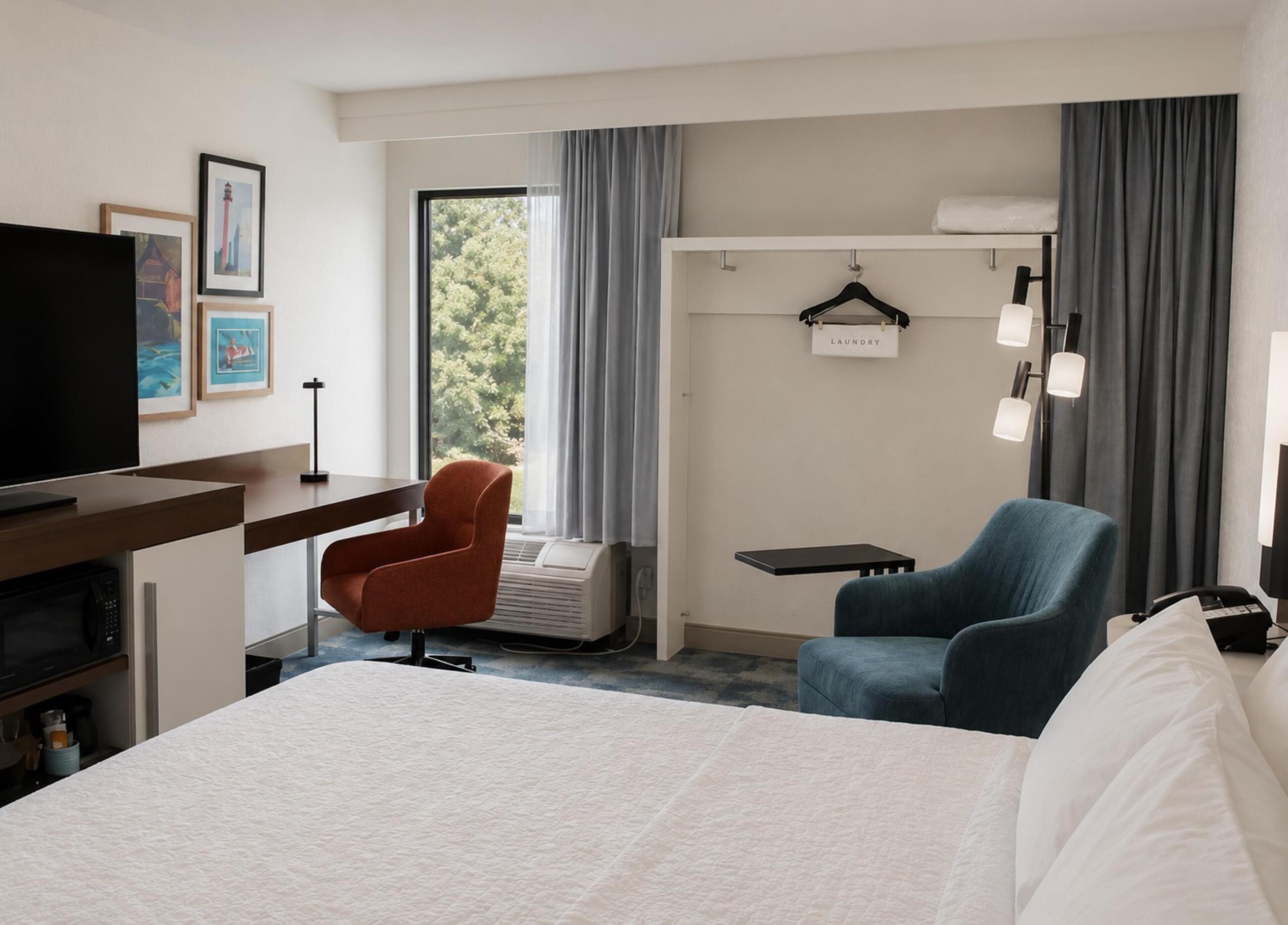 Room, 1 King Bed, Non Smoking (Study) | In-room safe, iron/ironing board, free cribs/infant beds, free WiFi
