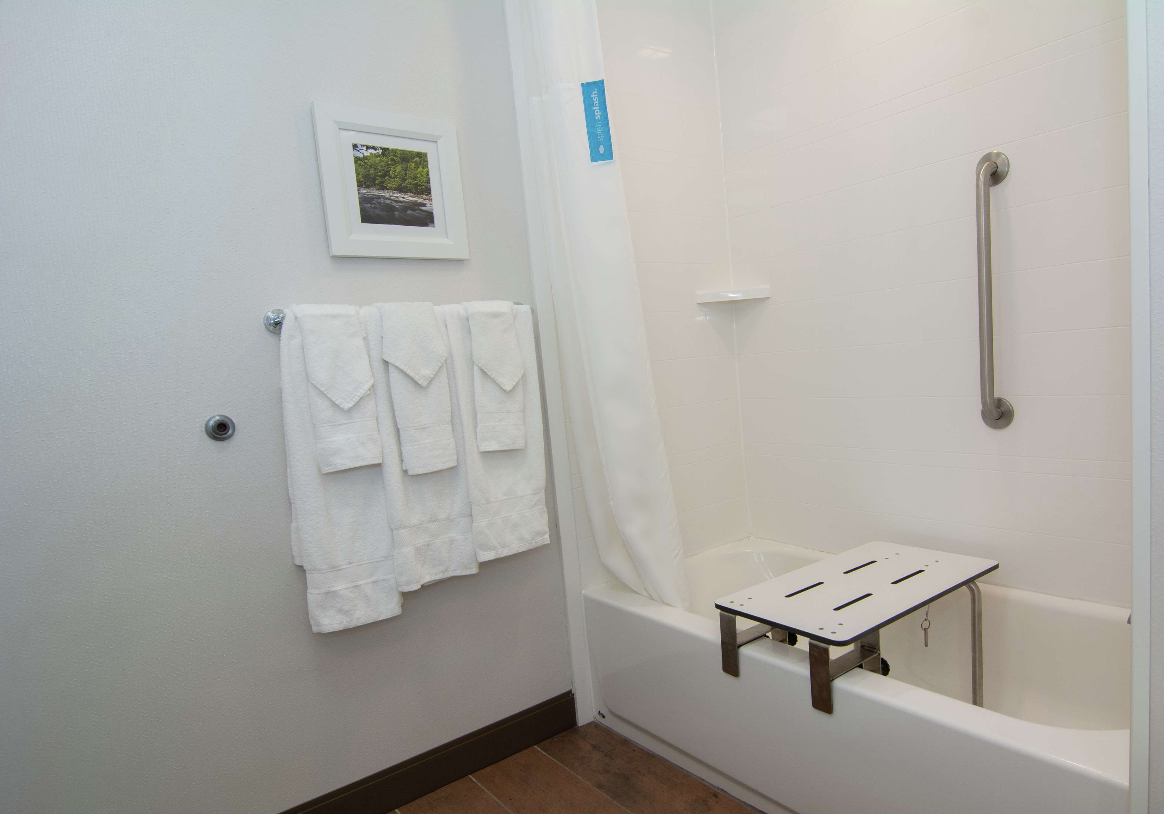 room, 1 king bed, accessible | bathroom | free toiletries, hair dryer, towels