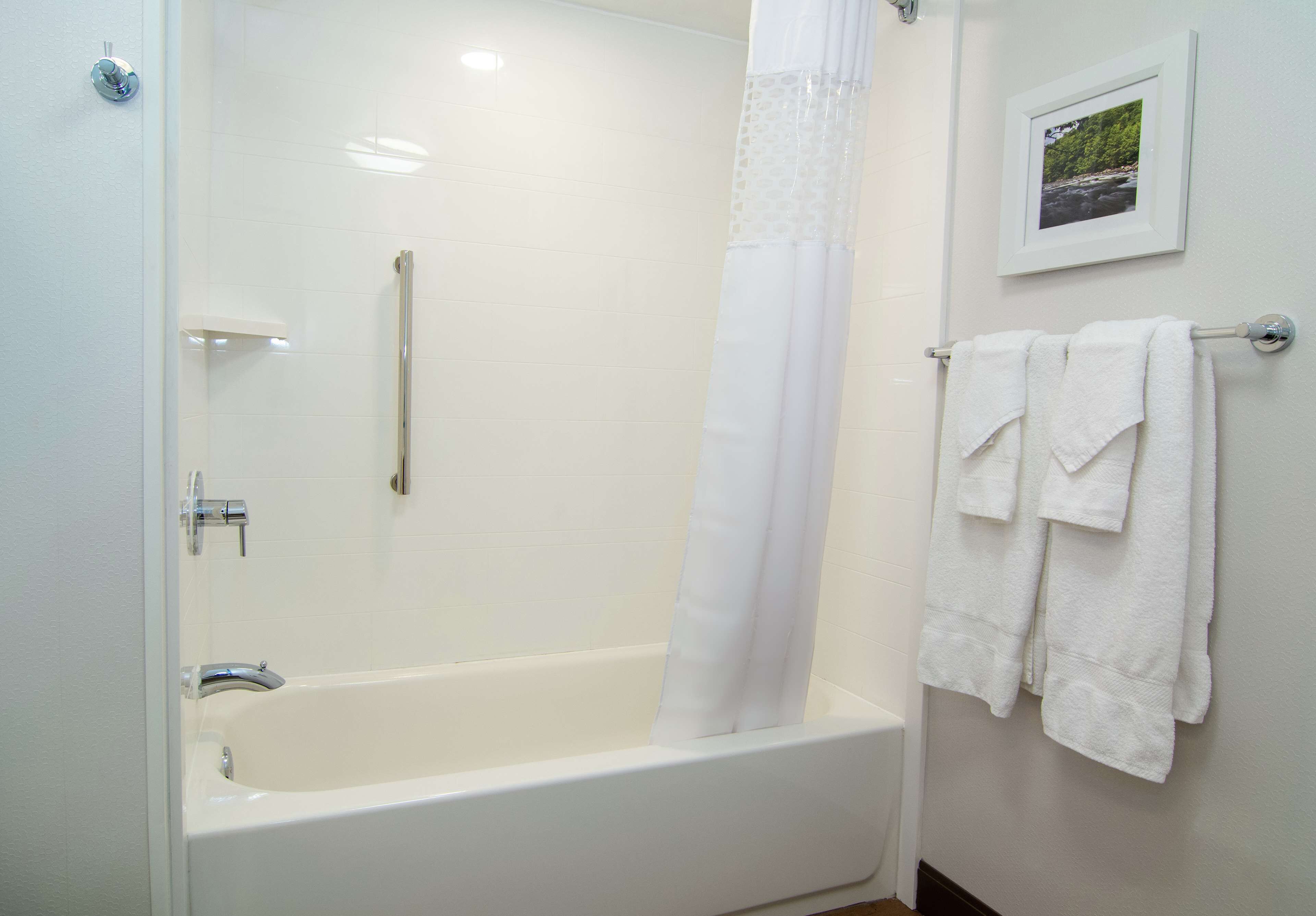 room, 2 queen beds, non smoking | bathroom | free toiletries, hair dryer, towels