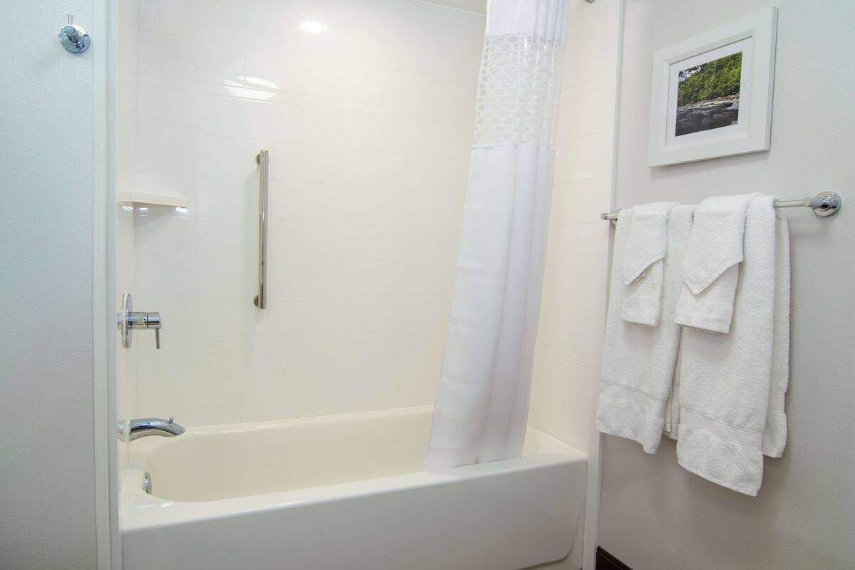 room, 2 queen beds, non smoking | bathroom | free toiletries, hair dryer, towels
