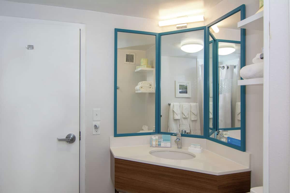 room, 2 queen beds, non smoking | bathroom | free toiletries, hair dryer, towels