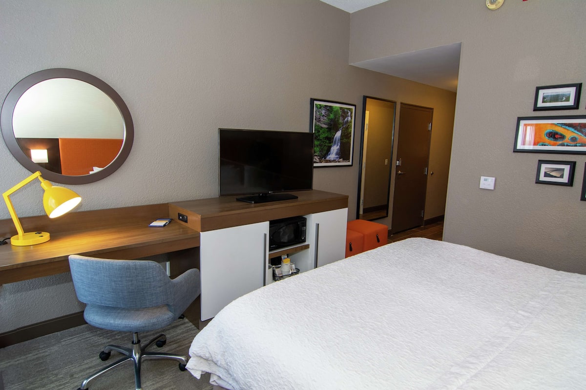 room, 1 king bed, accessible, non smoking | in-room safe, iron/ironing board, free cots/infant beds, free wifi