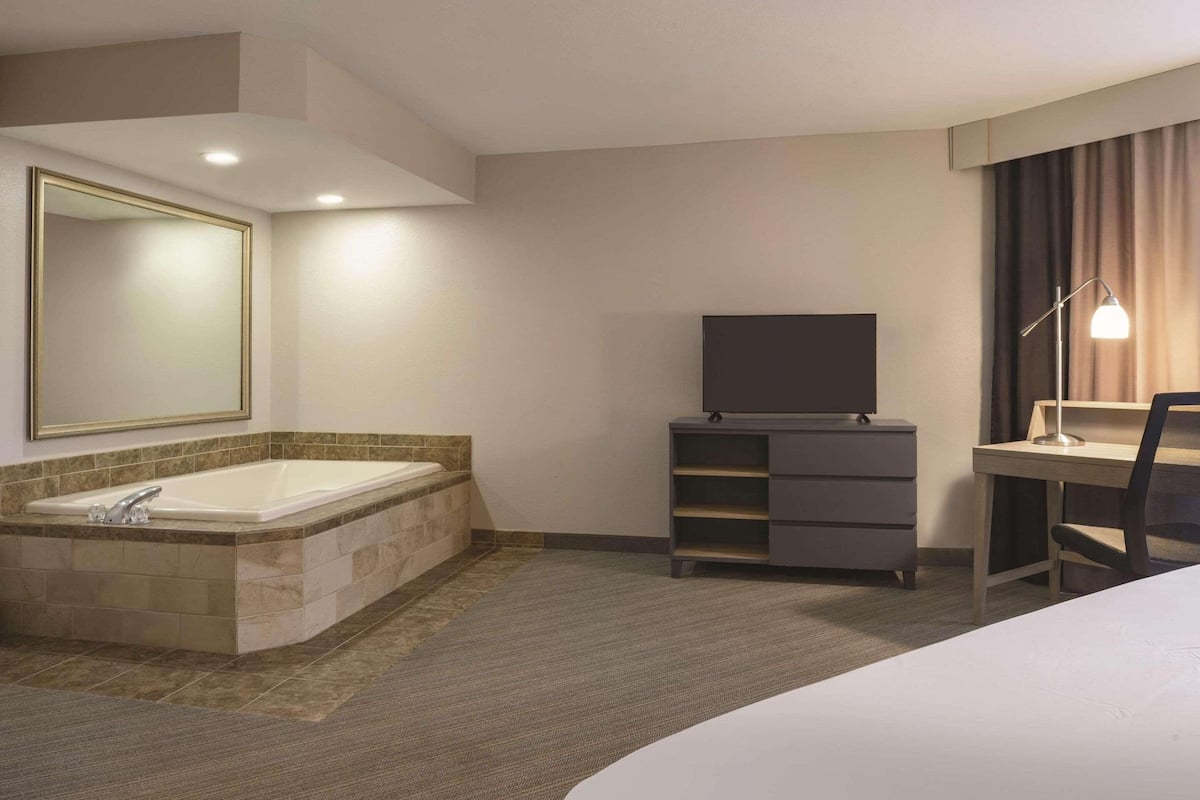 Suite, 1 King-Bett, Nichtraucher, Whirlpool