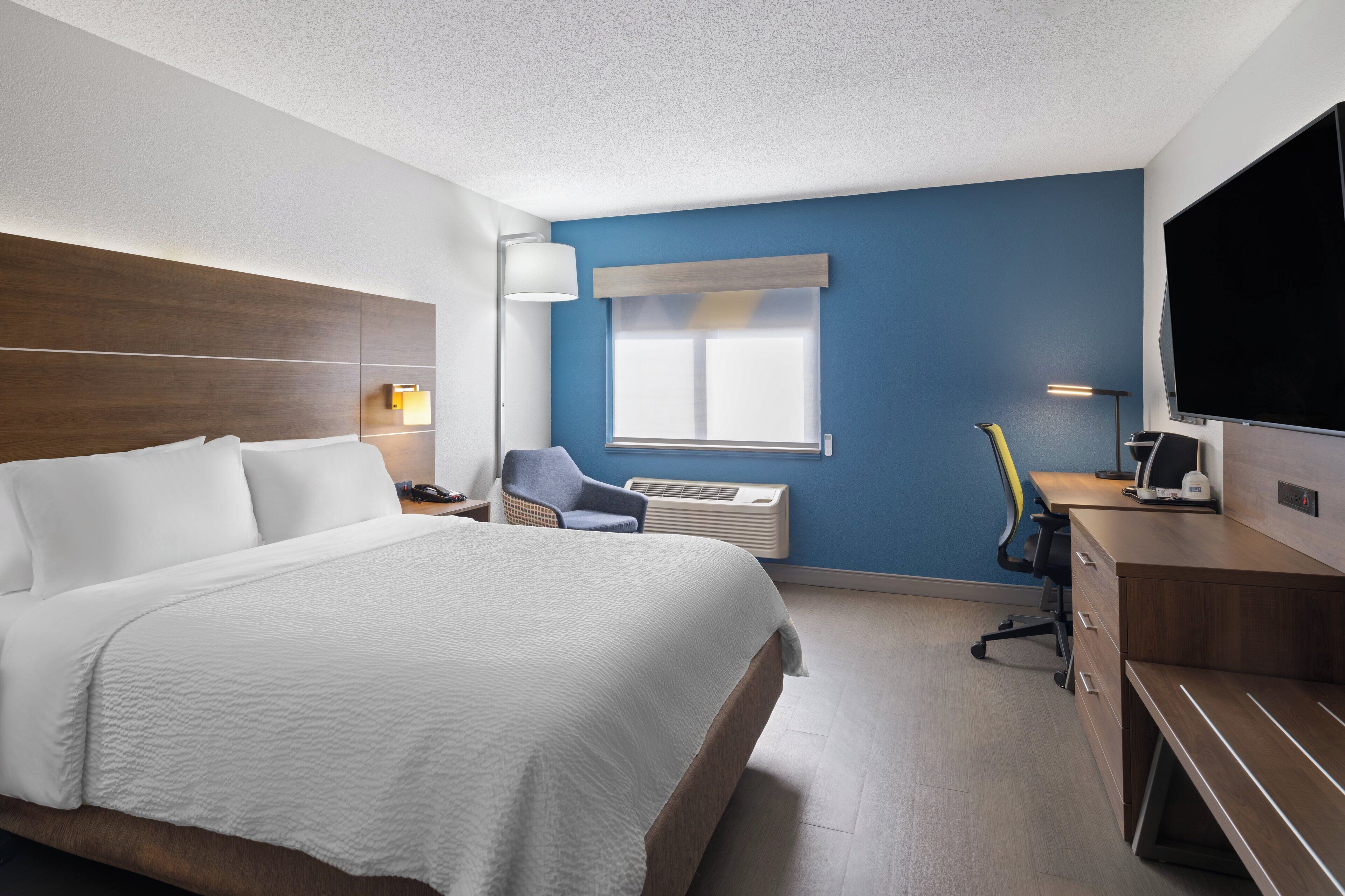 room, 1 queen bed, accessible (communications, roll-in shower) | 1 bedroom, premium bedding, in-room safe, desk