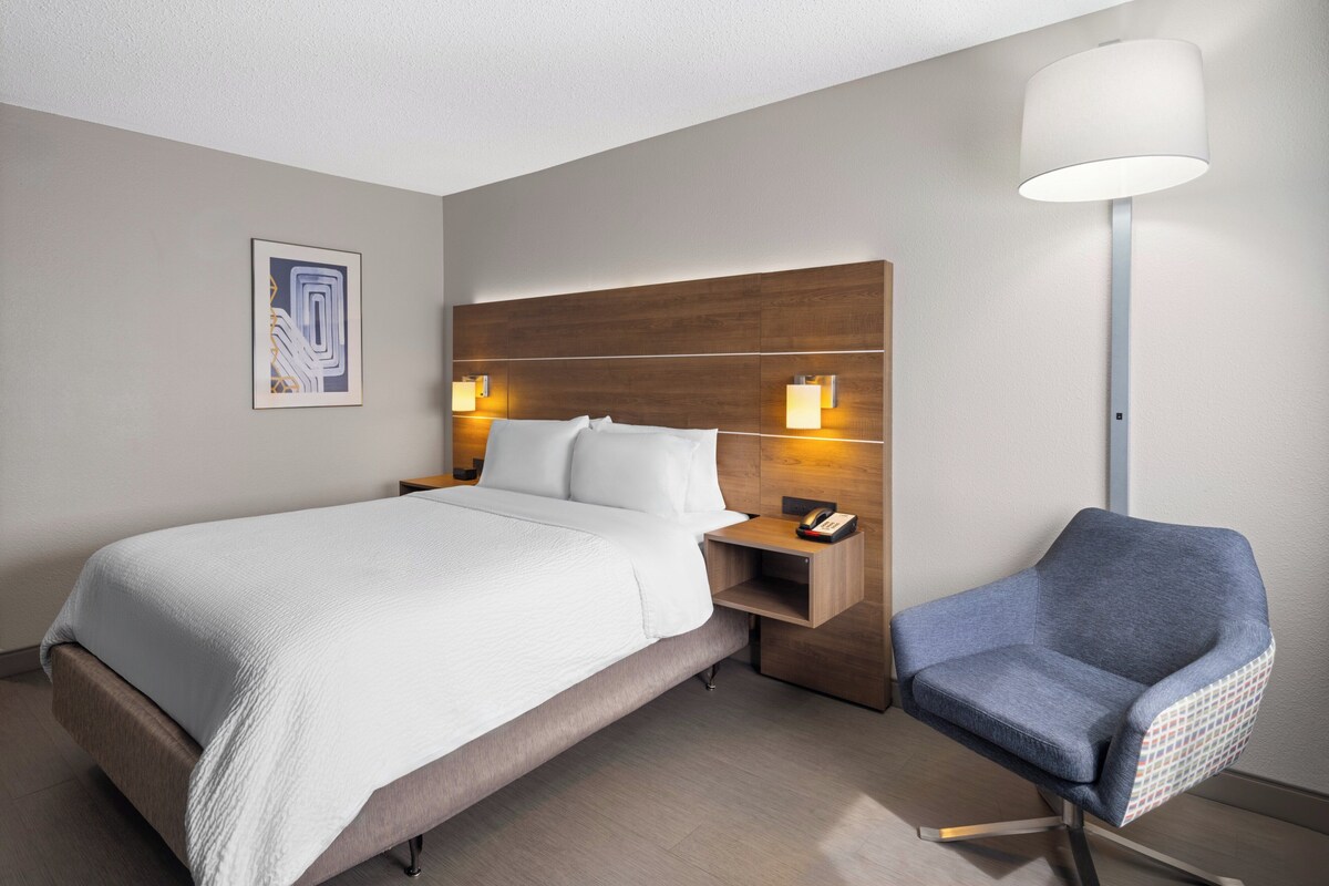 Room, 1 Queen Bed, Accessible (Communications, Roll-In Shower) | Premium bedding, in-room safe, desk, iron/ironing board