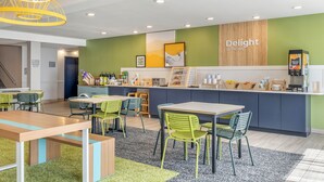 Ein moderner Küchenbereich mit einer Arbeitsplatte, Sitzgelegenheiten und verschiedenen Küchengeräten.
