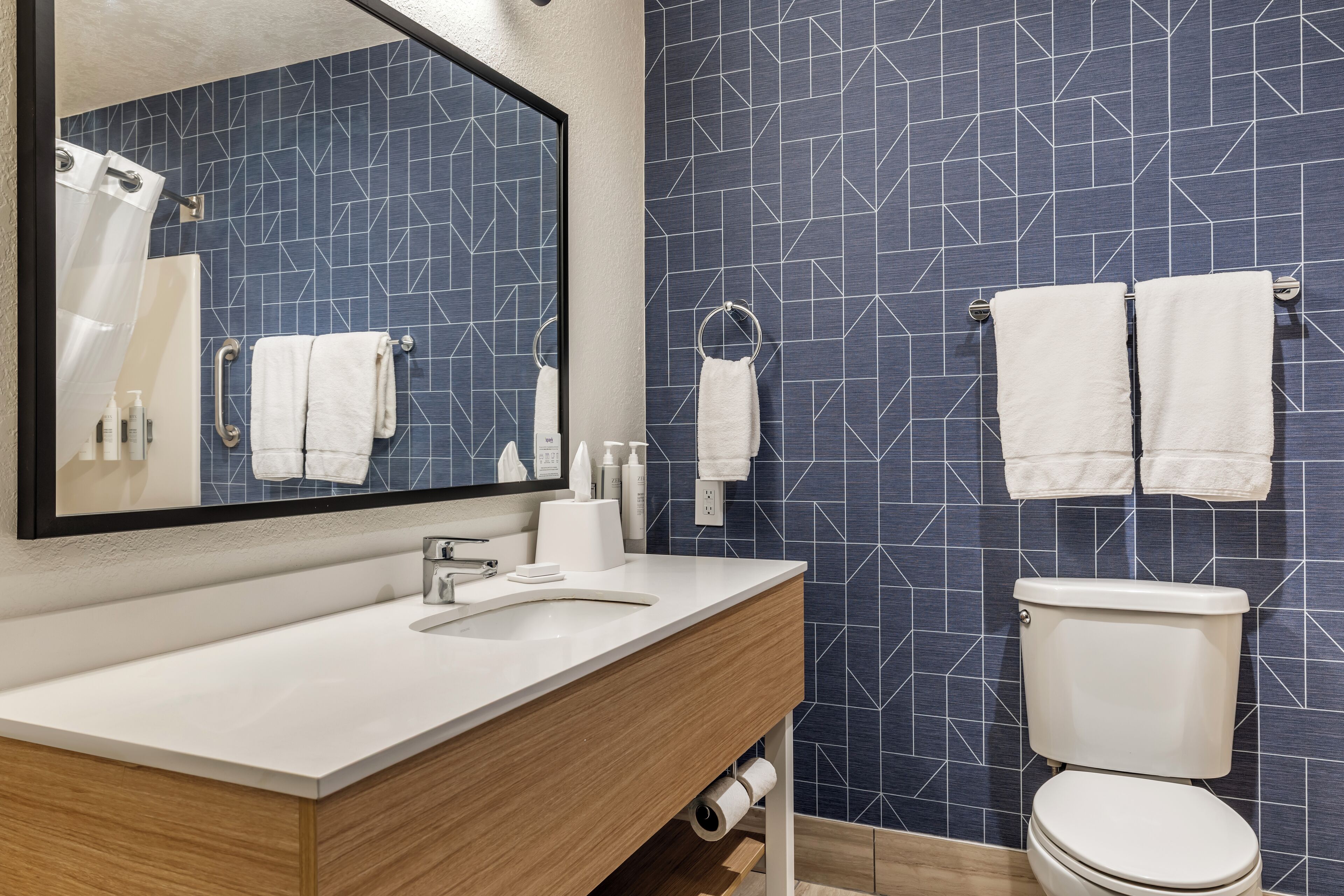 combined shower/bathtub, hair dryer, towels