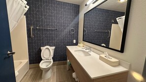 Combined shower/bathtub, hair dryer, towels