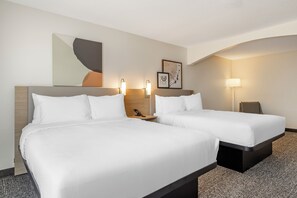 Habitación, 2 camas de matrimonio | Escritorio, tabla de planchar con plancha, wifi gratis y ropa de cama