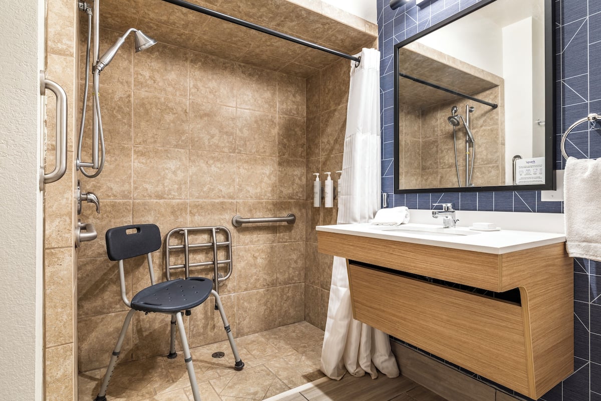 ๋ฃธ, ํน์ฌ์ด์ฆ์นจ๋ 1๊ฐ, ์ฅ์ ์ธ ์ง์ (Mobility & Hearing, Roll-in Shower) | 1 ๊ฐ์ ์นจ์ค, ์ฑ
์, ๋ค๋ฆฌ๋ฏธ/๋ค๋ฆฌ๋ฏธํ, ๋ฌด๋ฃ WiFi