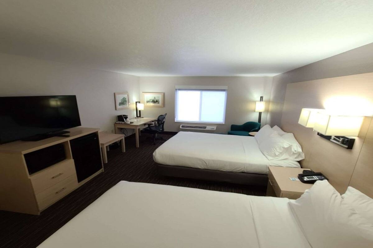 hypo-allergenic bedding, in-room safe, desk, laptop workspace