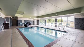 Een binnenzwembad, open van 08.00 uur tot 22.00 uur, en ligstoelen