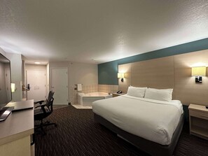 Standard-huone, 1 suuri parisänky, esteetön, poreamme | Allergiatestatut vuodevaatteet, tallelokero huoneessa, työpöytä