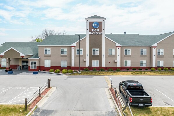 Stylish hotel with a central tower and flat roof, featuring evenly spaced windows.