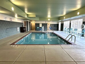 Una piscina cubierta (de 08:00 a 22:00), tumbonas