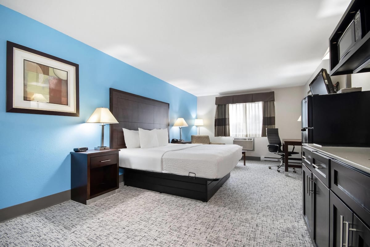 Rum - 1 kingsize-säng med bäddsoffa - icke-rökare - kök | Värdeförvaringsskåp på rummet, skrivbord och strykjärn/strykbräda