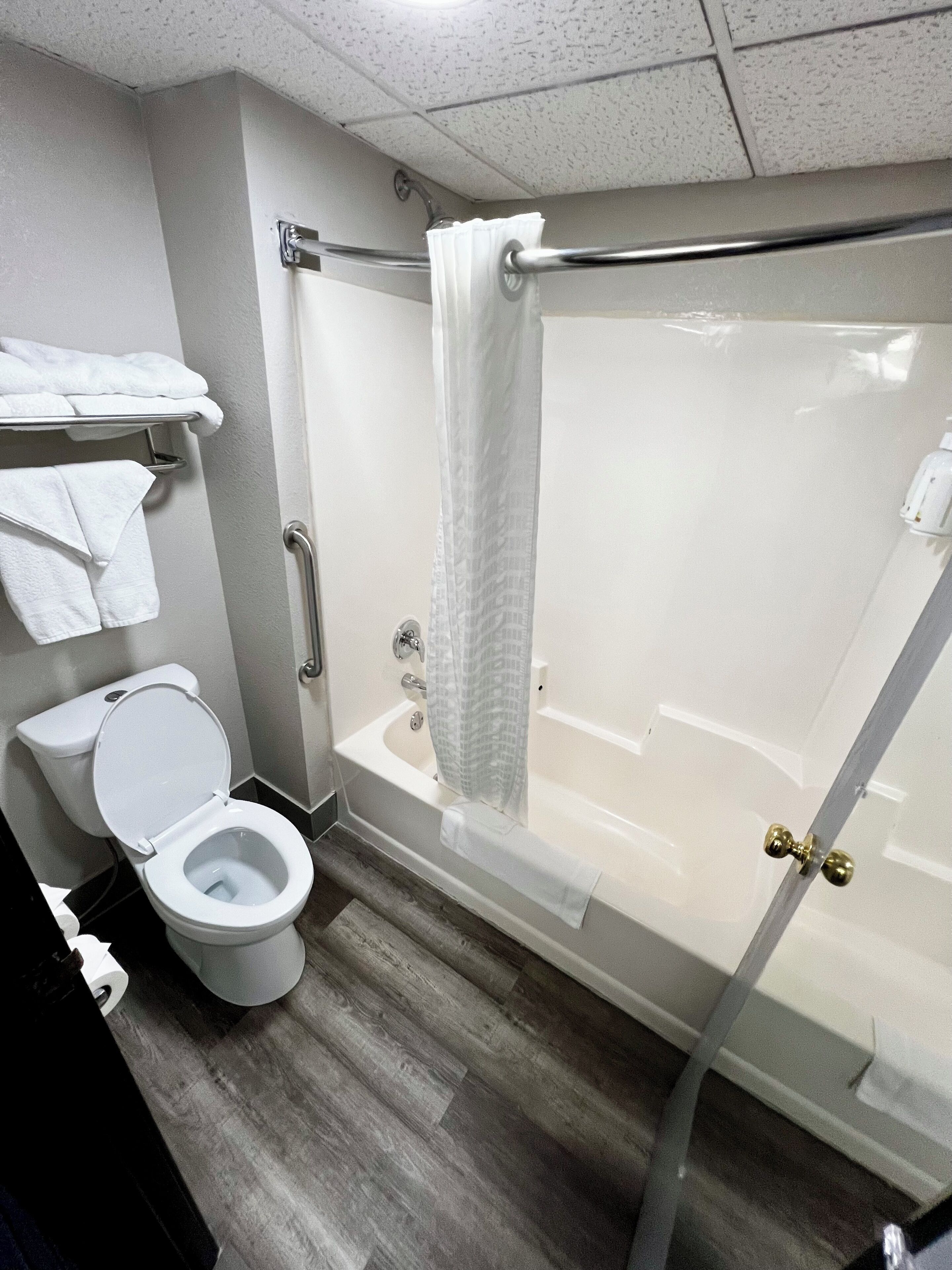 Une salle de bain moderne équipée de toilettes, d’un lavabo et d’une douche.