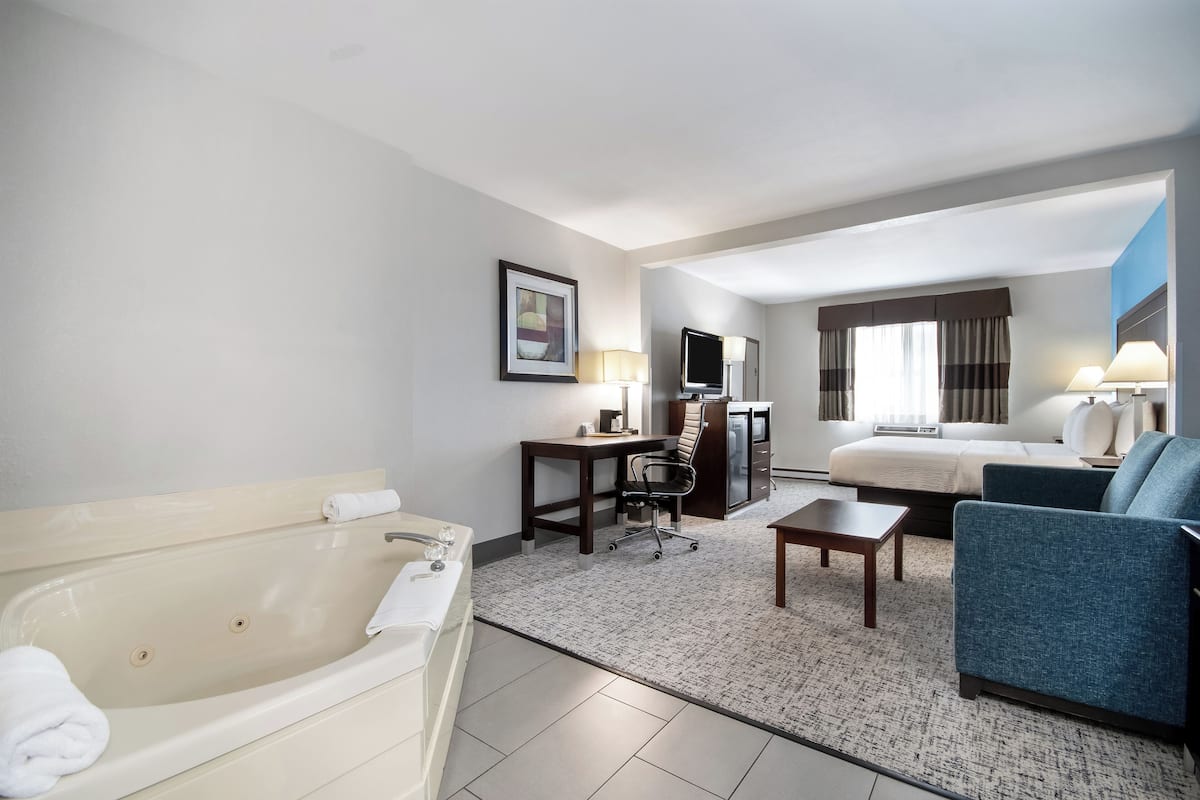 Deluxe Studio Suite, 1 King Bed, Non Smoking | In-room safe, desk, iron/ironing board, free cots/infant beds