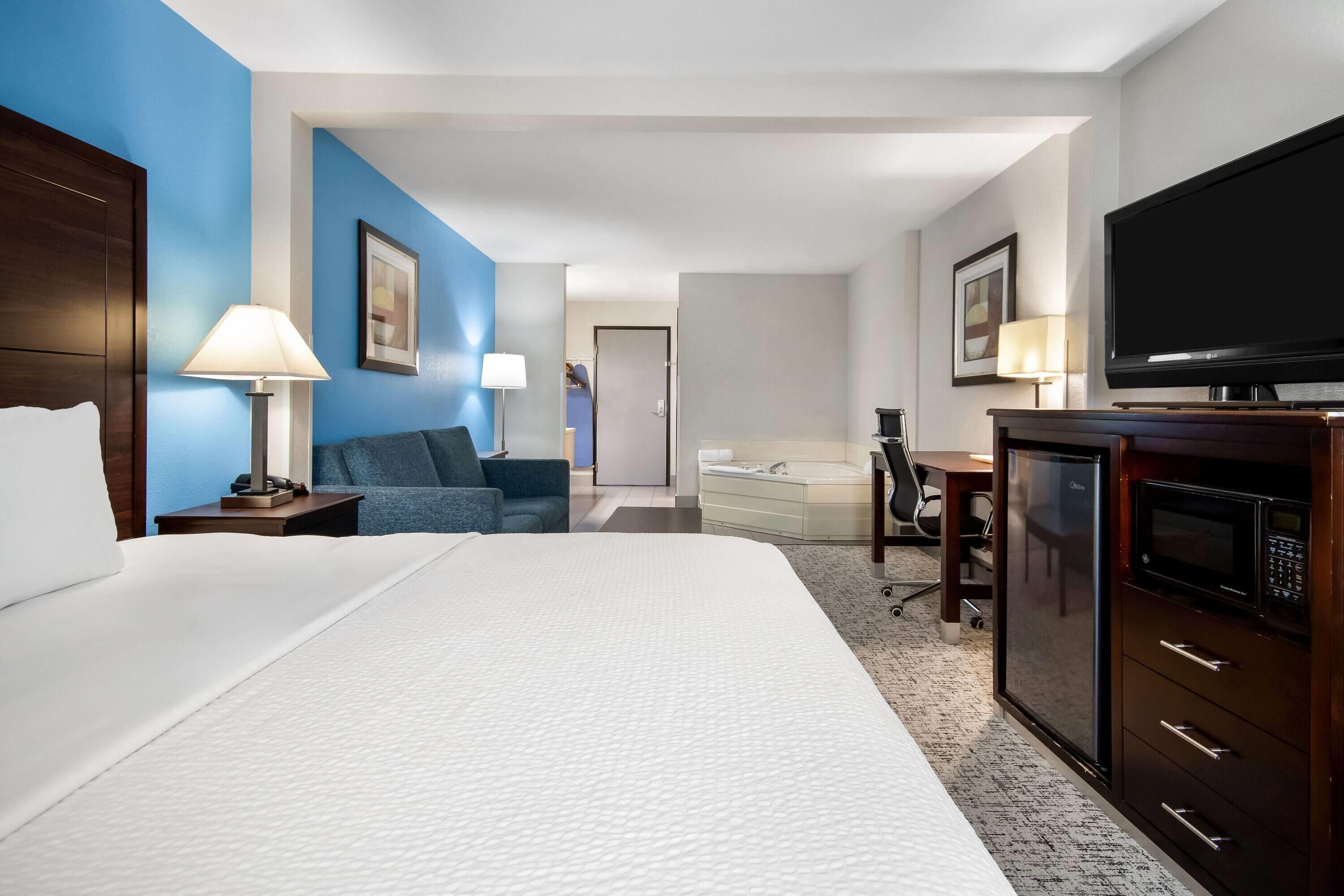 Deluxe Studio Suite, 1 King Bed, Non Smoking | In-room safe, desk, iron/ironing board, free cots/infant beds