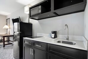 Fridge, microwave, coffee/tea maker - Baymont by Wyndham Marinette (Marinette)