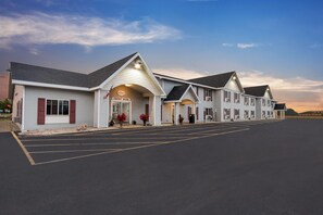 Exterior - Baymont by Wyndham Marinette (Marinette)