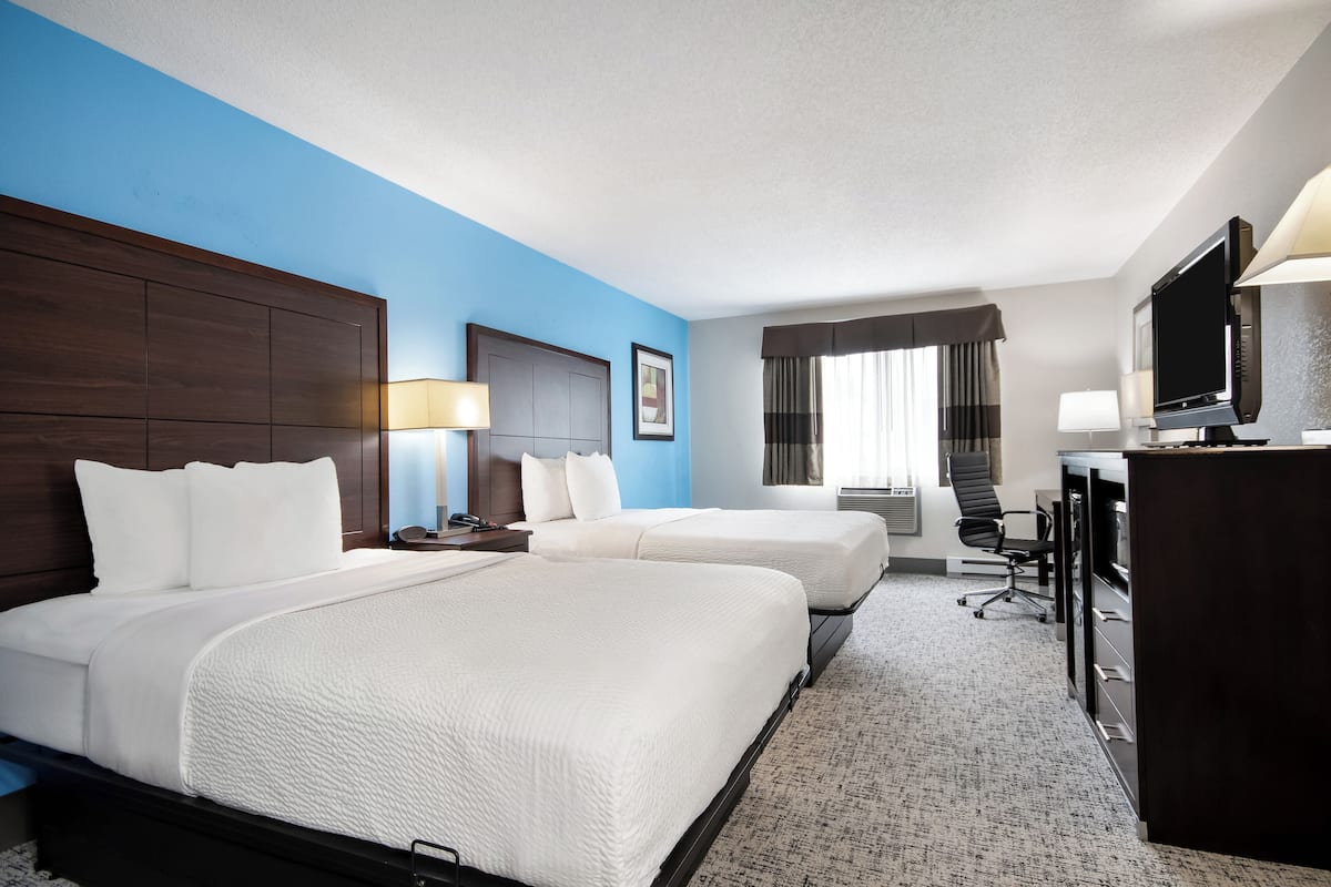 Chambre, 2 lits doubles, non-fumeur | Coffre-fort, bureau, fer et planche à repasser, lit de bébé (gratuit)