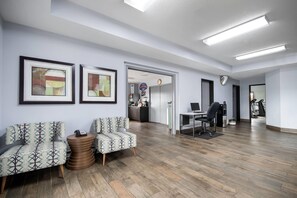 Lobby - Baymont by Wyndham Marinette (Marinette)