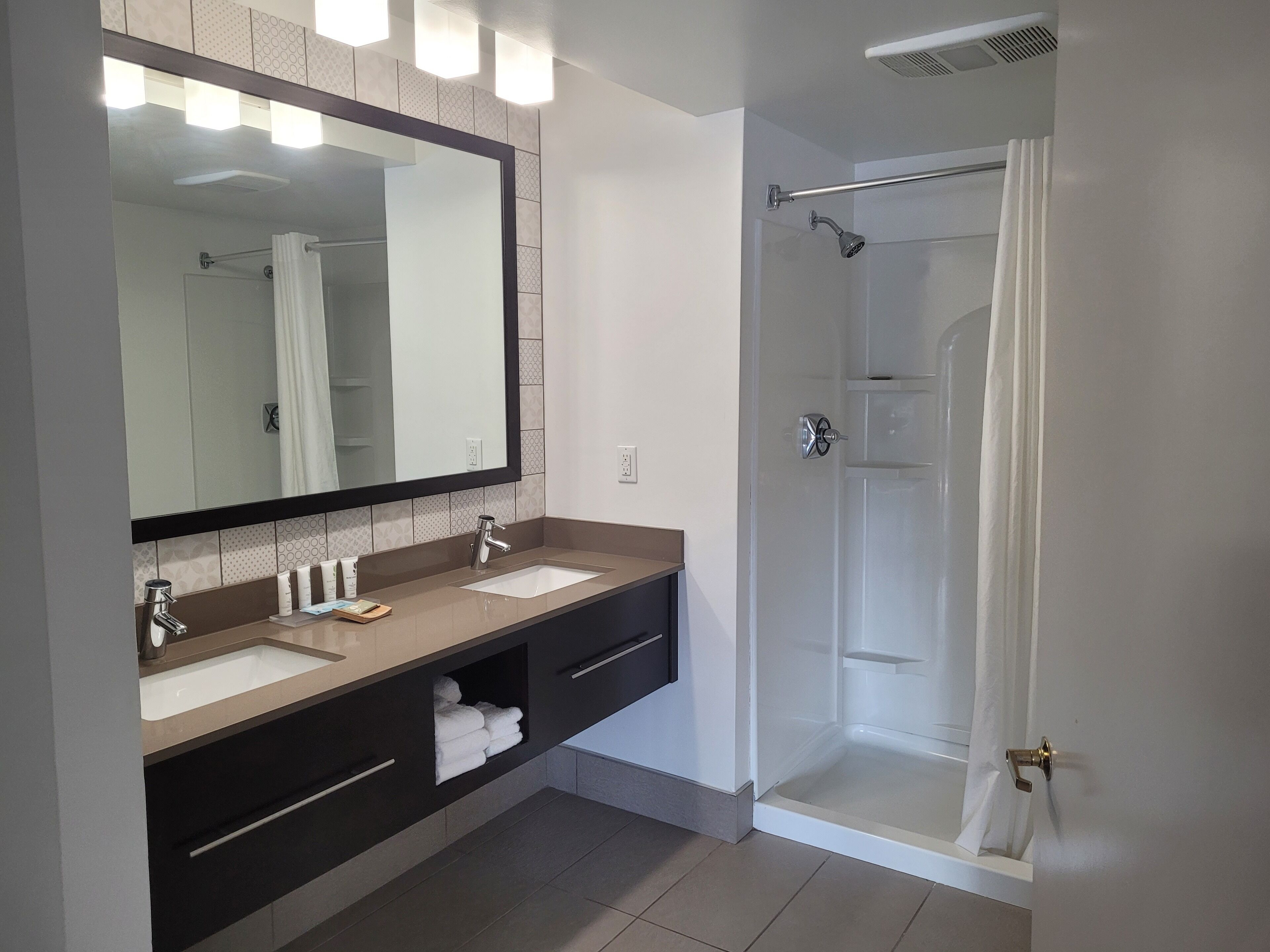 suite, 1 king bed with sofa bed, non smoking, jetted tub | bathroom | combined shower/bathtub, free toiletries, hair dryer, towels