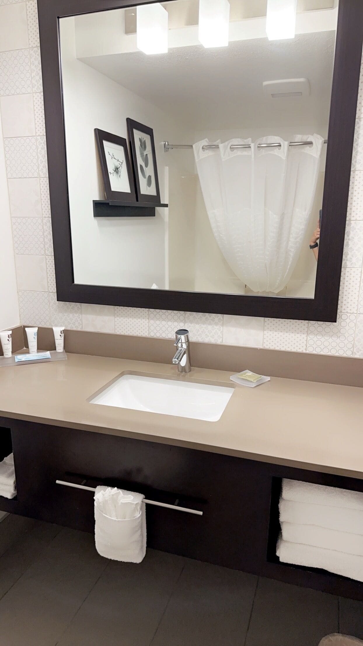 room, 2 queen beds, non smoking | bathroom | combined shower/bathtub, free toiletries, hair dryer, towels