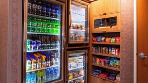 Zona de máquinas expendedoras con diversas bebidas y aperitivos.