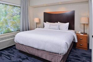 Hypo-allergenic bedding, desk, iron/ironing board, free WiFi - Fairfield Inn & Suites by Marriott Beloit (Beloit)