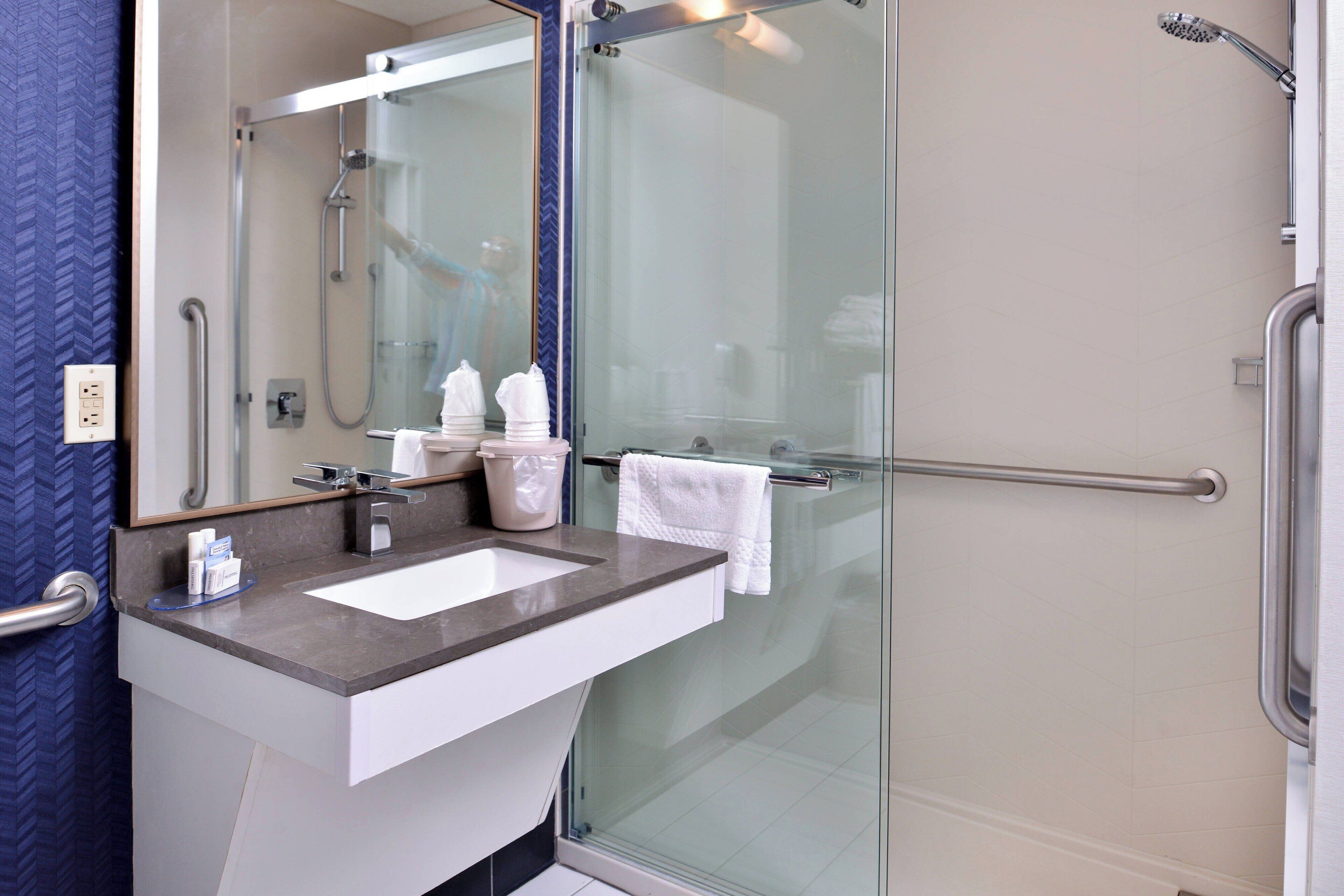 combined shower/bathtub, rainfall showerhead, hair dryer, towels