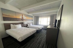 Escritorio, cortinas blackout y tabla de planchar con plancha 