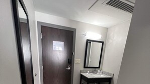 حوض استحمام عميق، مجففات شعر، مناشف