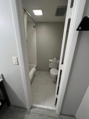 Deep soaking tub, hair dryer, towels - Manitowoc Inn (Manitowoc)