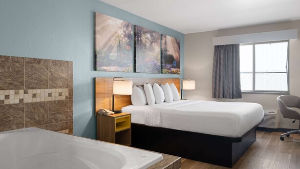 Business Room, 1 King Bed, Non Smoking | Jetted tub - Days Inn by Wyndham Neenah (Neenah)