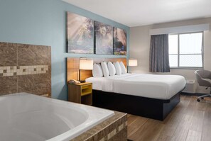 Jetted tub - Days Inn by Wyndham Neenah (Neenah)