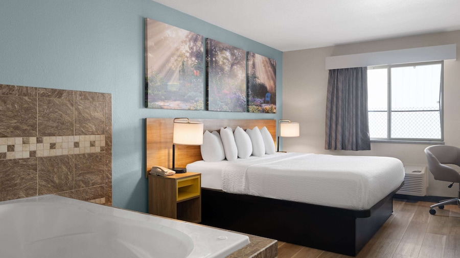 Days Inn by Wyndham Neenah