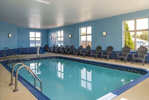 Kolam renang indoor, dengan kursi berjemur