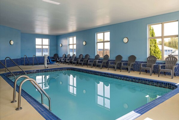 Indoor pool, sun loungers