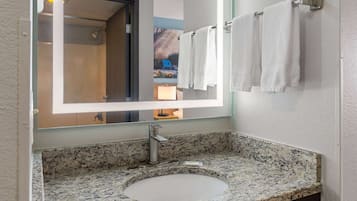 Kombination af bruser/badekar, designertoiletartikler, hårtørrer